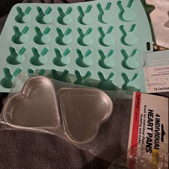 NIB-Chocolatier Set-5 inch Eiffel Tower & Bear-Bunnies, Stars-2 Fill Rounds - Picture 4 of 7